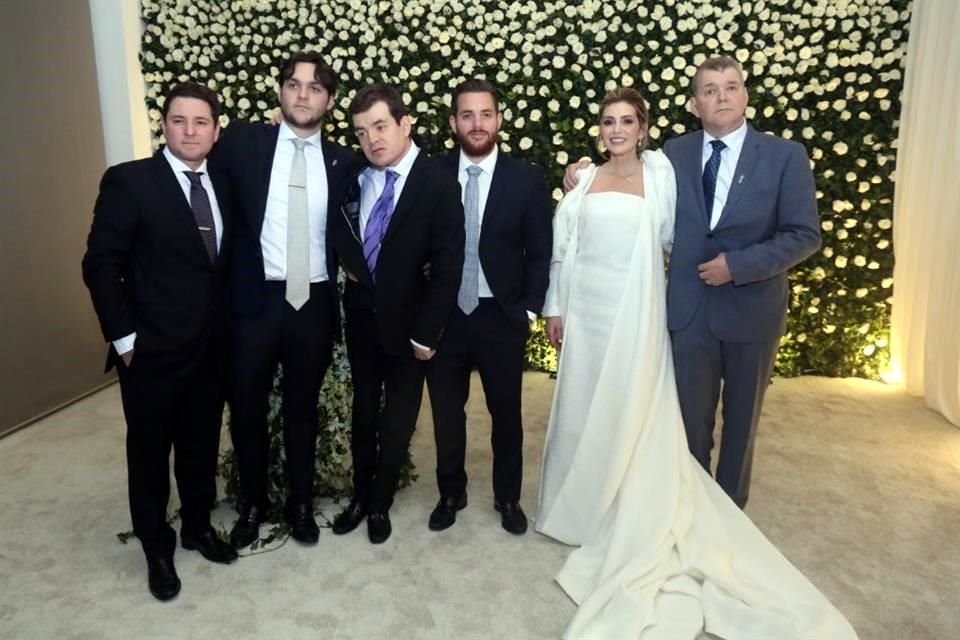 Fernando González, Santiago González, Horacio González Ayala y Diego González con la pareja