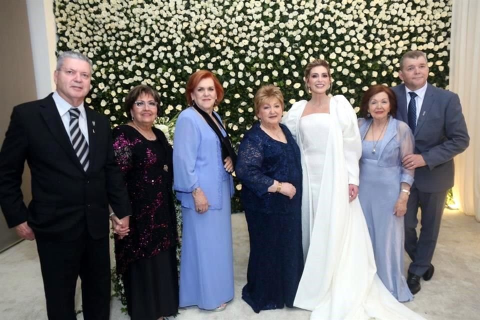 Gerardo González Elizondo, Mary Carmen Gutiérrez de González, Irma González de Garza, Orfelinda González de Vázquez, la novia, Magdalena González de González y el novo