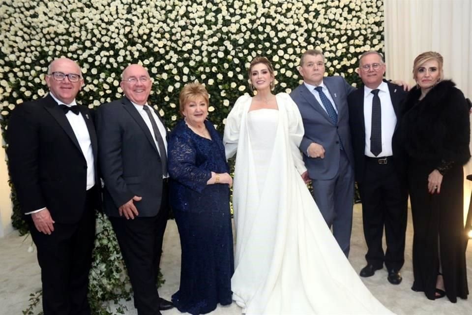 Eduardo Vázquez González, Rolando Vázquez González, Orfelinda González de Vázquez, los novios, Idelfonso Vázquez González y Mayela Guajardo de Vázquez
