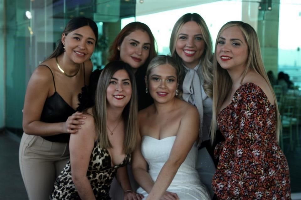 Estefy Guerra, Ale Treviño, Daniela Almuina, Yuliana Villa, Sayra Rocha y Cecilia Garza Carmona