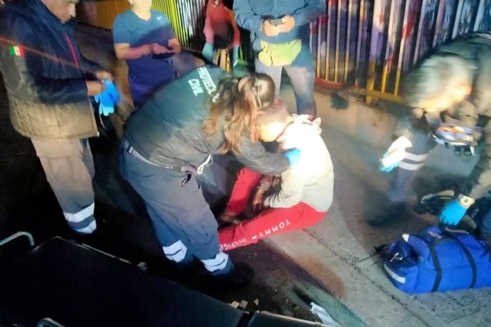 Un pasajero perdió la vida al ser baleado, mientras que un asaltante murió al saltar de la combi que intentó robar junto con dos cómplices, en La Paz, Edomex.