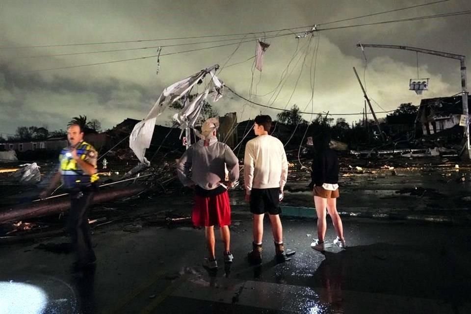 Un tornado azotó este martes partes de Nueva Orleans, EU, matando al menos a una personas y causando múltiples daños.