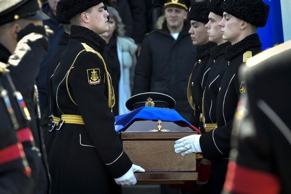 Tropas rusas cargan el cuerpo de Andrei Paliy, comandante adjunto de la Flota del Mar Negro de Rusia, en una ceremonia este miércoles en Sebastopol.