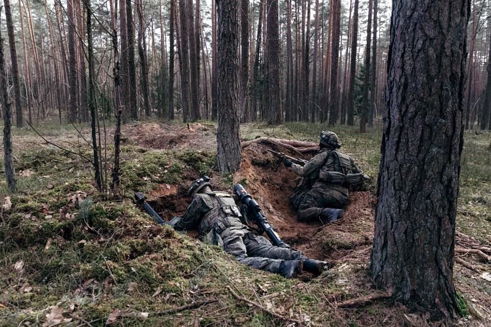 Soldados alemanes con las fuerzas militares de la OTAN durante un ejercicio de entrenamiento en Rukla, Lituania.