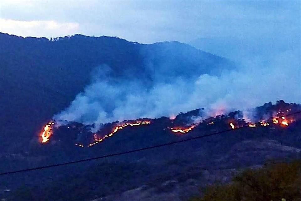 El incendio se encuentra activo en una zona de pastizales de la comunidad de Yosoyuxi de Copala, en el Municipio de Santiago Juxtlahuaca.