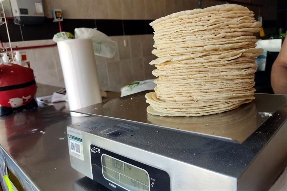 La tortilla de maíz aumentó 2 pesos por kilo en la última semana.