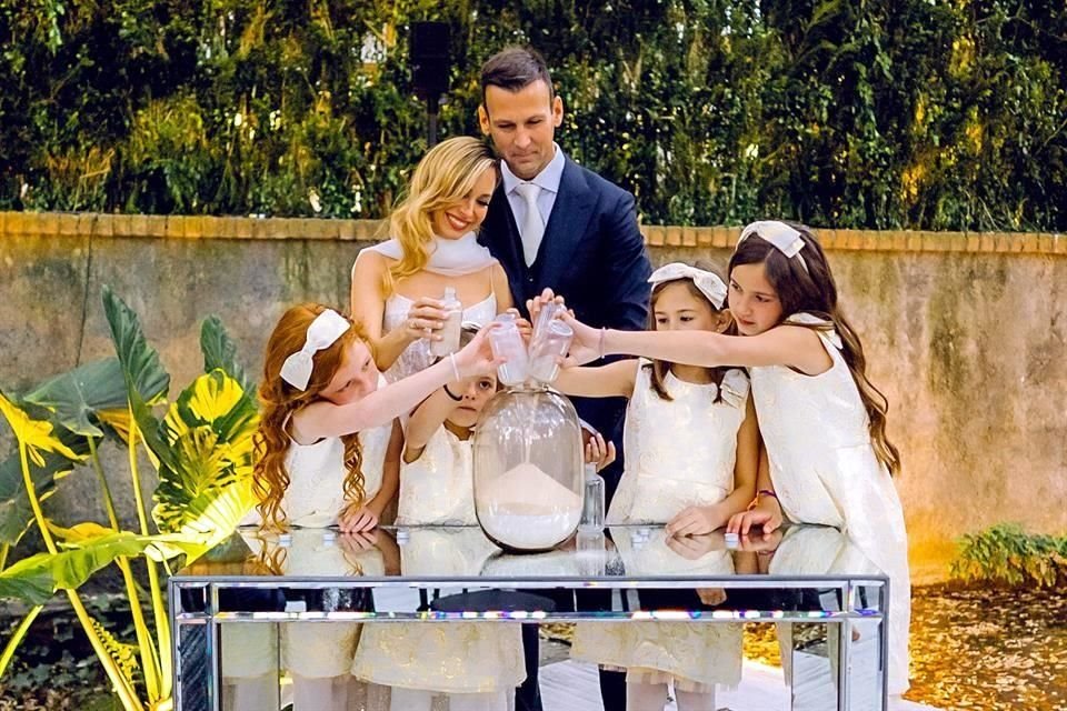 Los novios y sus hijas: Eugenia Sepúlveda Cortés, Julianna Sepúlveda Cortés, Raquel de León Salinas y Victoria de León Salinas participaron en la ceremonia de bendición.