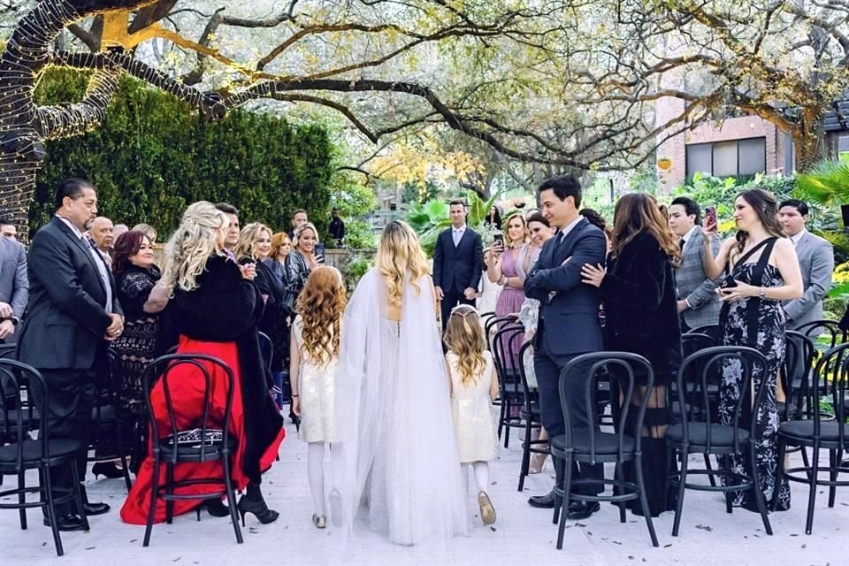 La ceremonia fue realizada al aire libre y a ella asistieron familiares y amistades cercanas.