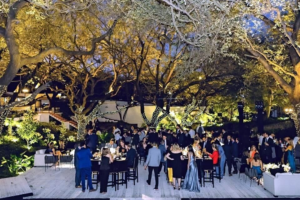 Después de la ceremonia fue ofrecida una agradable velada en la que la pareja convivió con sus invitados.