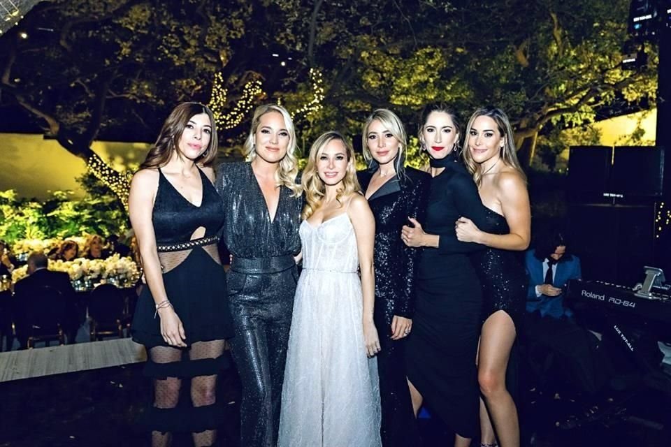 Regina Cortés, Karen Cortés de Muñoz, la novia, Melissa Cortés, Giulia Bolaños y Daniela Treviño