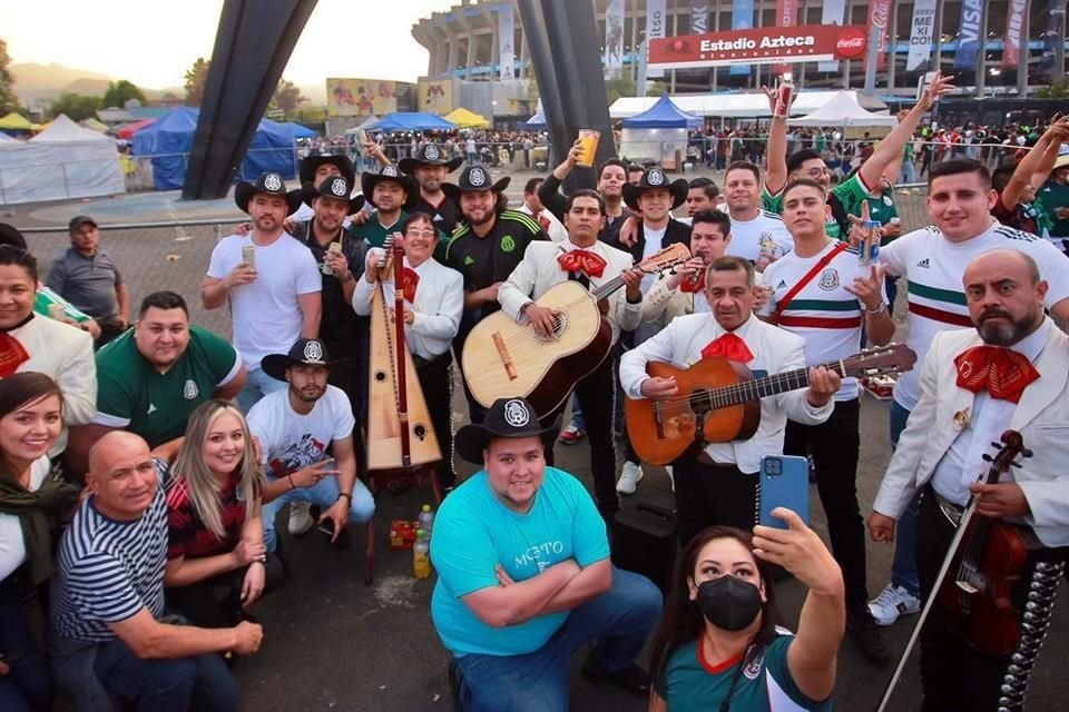 El mariachi animó aún más el ambiente previo en el Estadio Azteca.