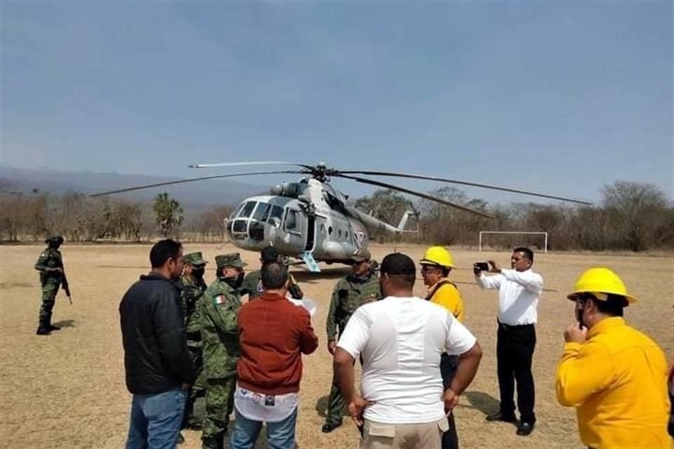 Un helicóptero MI-17 con helibalde de la Fuerza Aérea Mexicana (FAM) apoya las tareas para apagar el fuego.