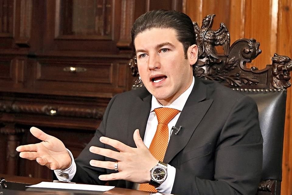 El TEPJF revocó multa de 448 mil pesos a Samuel García por aportaciones ilegales a campaña, pues INE no demostró responsabilidad directa del emecista.