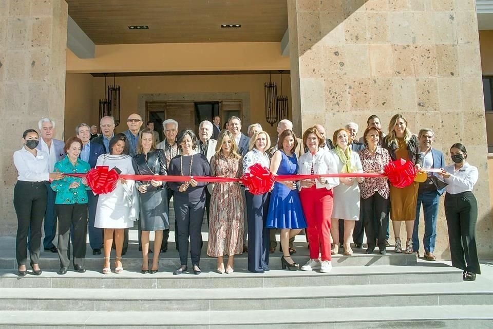 Momentos del corte de listón inaugural.