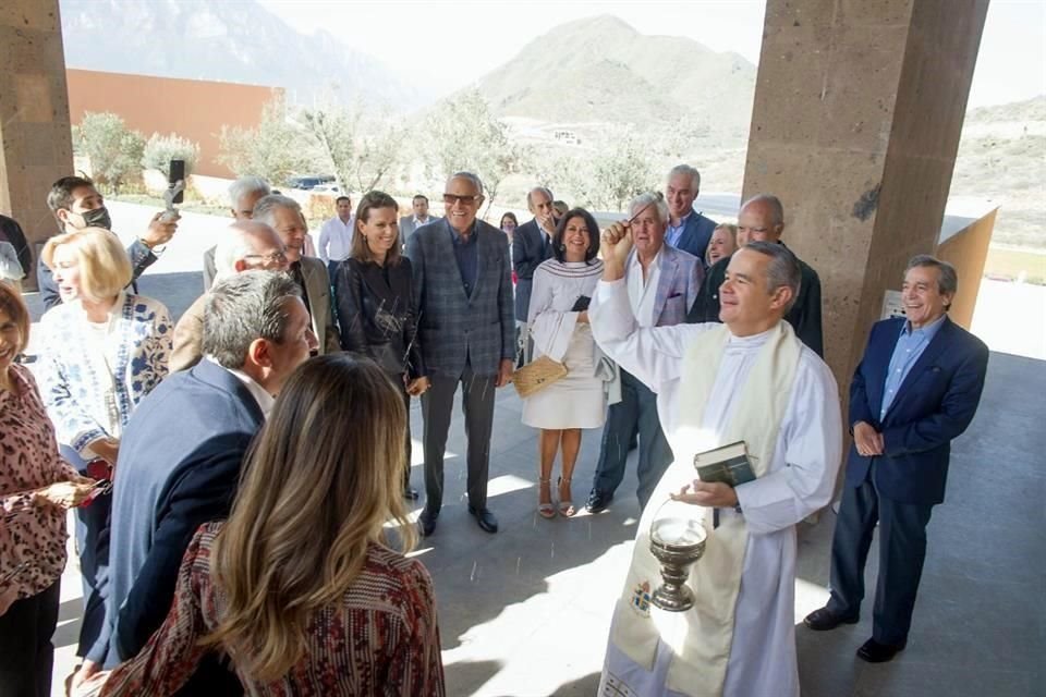 El Padre Pablo Rodríguez efectuó la bendición de las nuevas instalaciones.