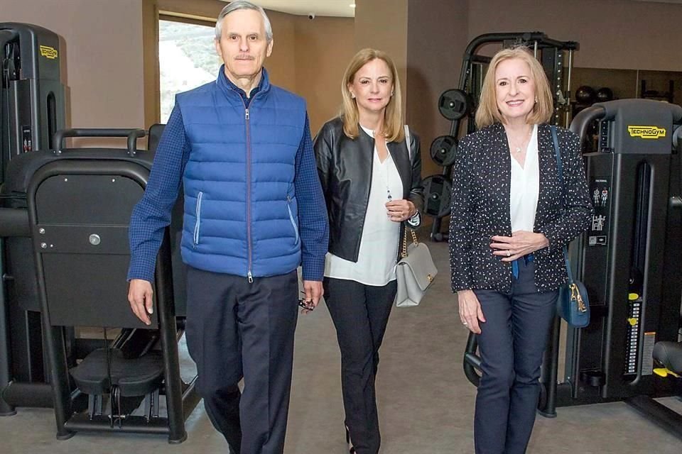 Alejandro Paredes, Alejandra González y Martha Elizondo de Sada.