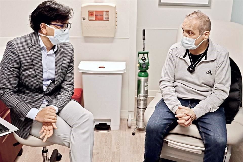 Albert Khoury (der.) y Ankit Bharat, jefe de cirugía torácica del Northwestern Medicine.