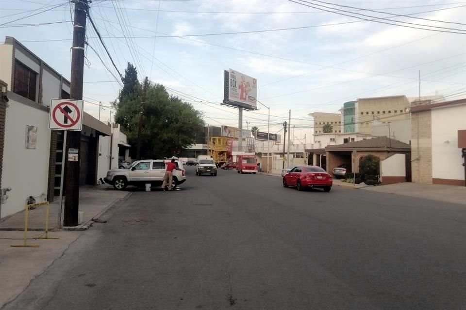 Automovilistas cortan camino por la calle Canadá, para llegar más pronto a Gonzalitos.