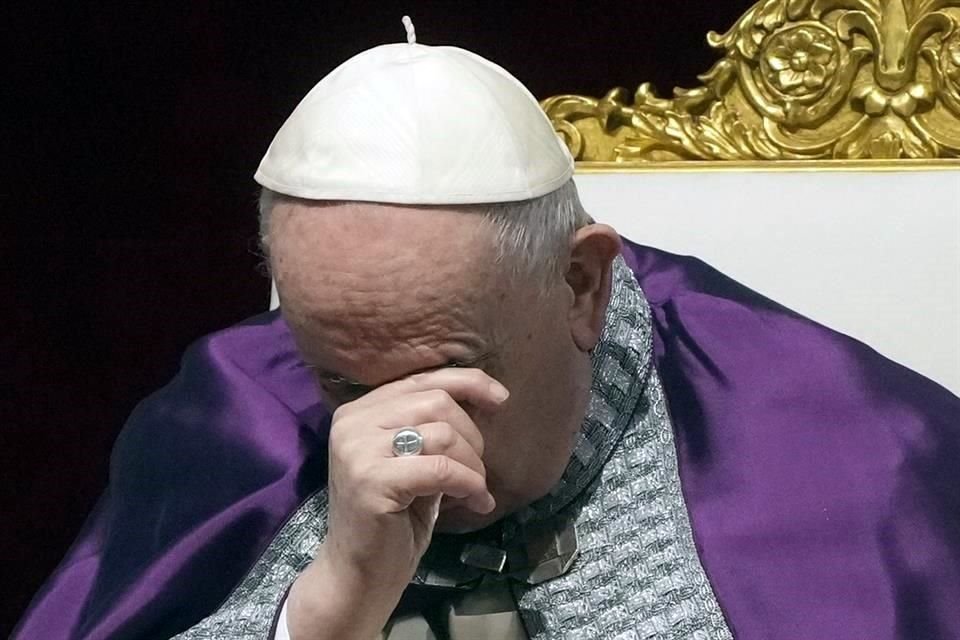 El Papa lideró la oración en la Basílica de San Pedro.