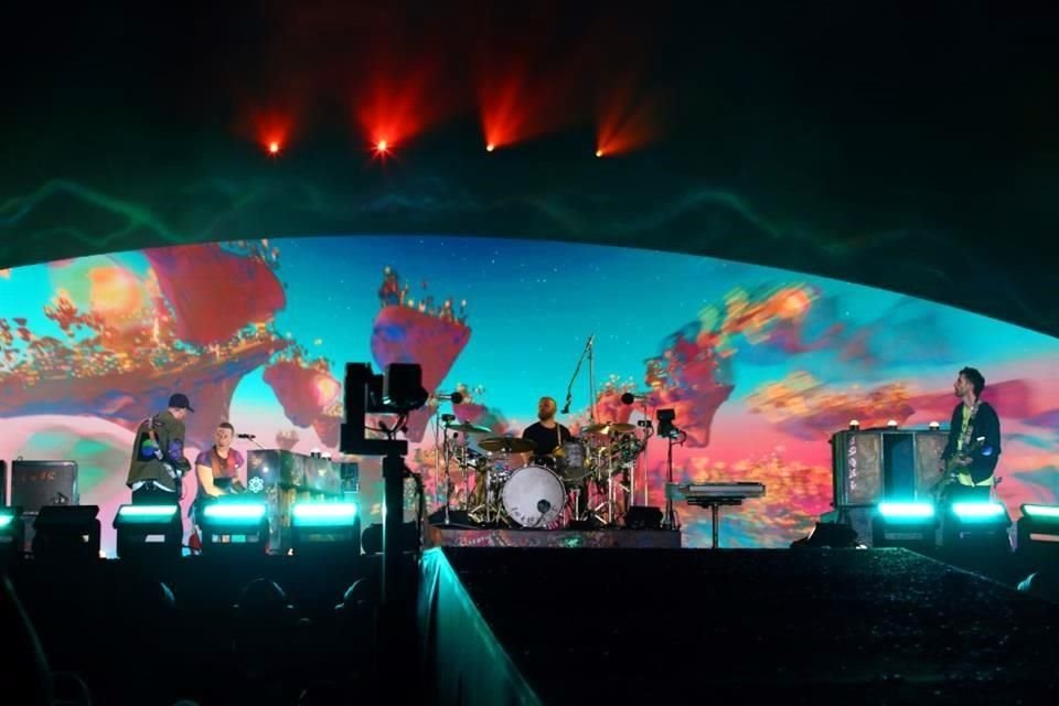 Destacó la tecnología usada en el templete donde Chris Martin, Jon Buckland, Will Champion y Guy Berryman se lucieron con un podero setlist, luces robóticas y una extensa pasarela.