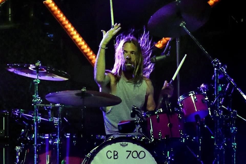 Autoridades de Colombia abren investigación sobre muerte de Taylor Hawkins, baterista de la banda Foo Fighters.