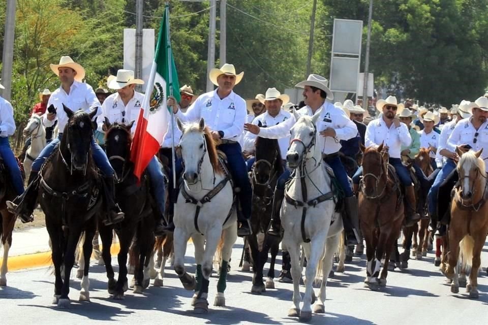 El Alcalde César Graza encabezó el acto al sostener la bandera nacional en un recorrido de 9.3 kilómetros hasta las instalaciones del Lienzo Charro Santa Rosa.