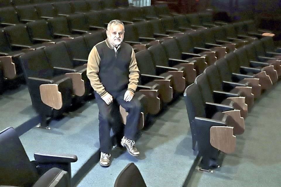 Ángel suele aceptar retos, pero para él no ha sido imposible llevar a escena montajes que lo obligan a la exploración psicológica de los personajes.