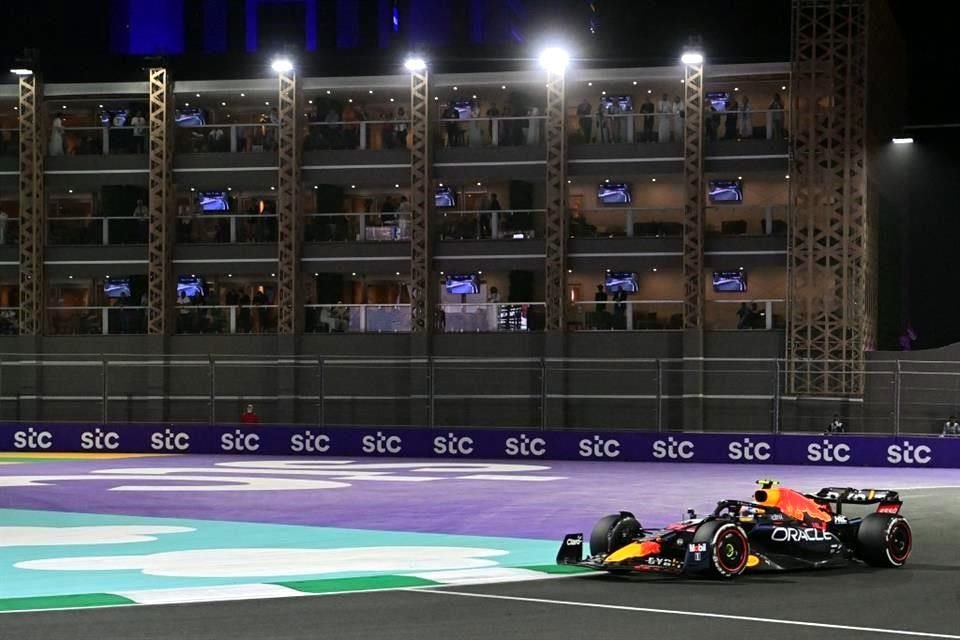 El mexicano Sergio Pérez finalizó en cuarta posición en el Gran Premio de Arabia.