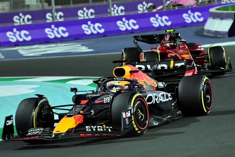 El neerlandés Max Verstappen libró duras batallas contra los Ferrari desde el inicio.