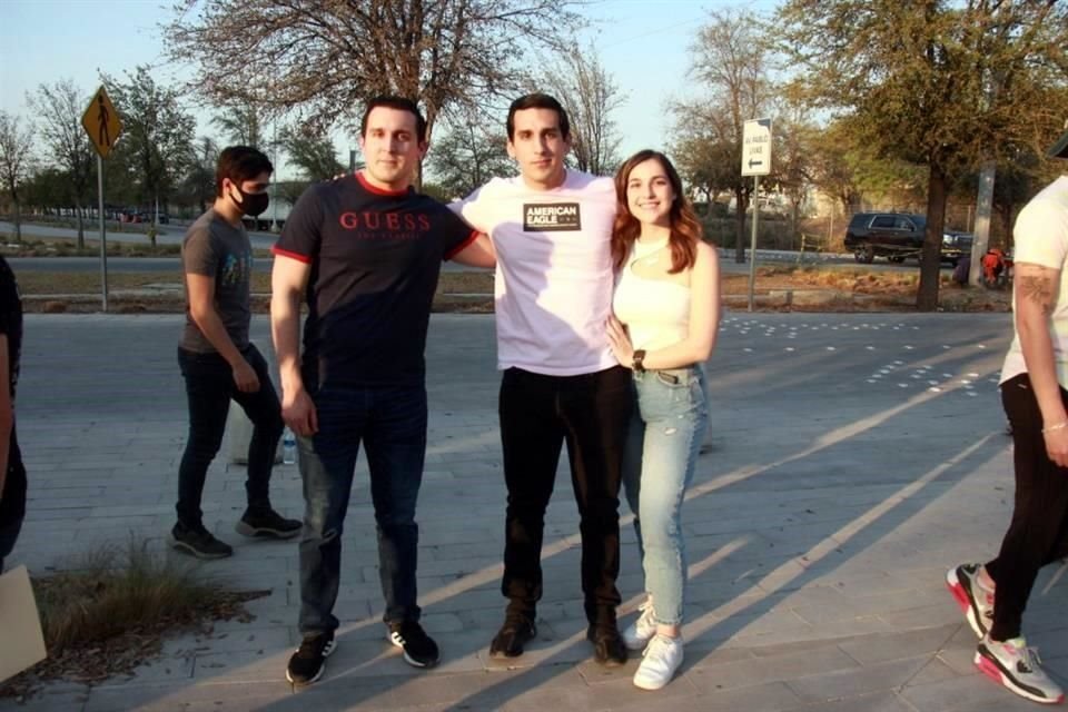 Alberto Quintanilla, Adrián Quintanilla y Daniela Salcedo