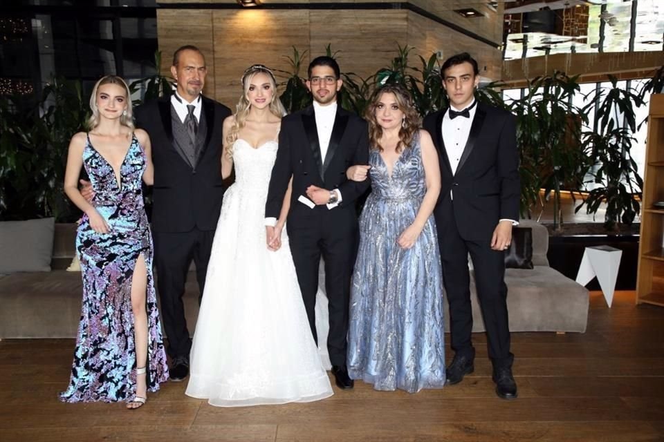 Brenda Treviño Martínez, Raúl Treviño Garza, Alejandra Treviño Martínez, Mauricio Siller Trejo, Margarita Martínez Capistrán y Raúl Treviño Martínez