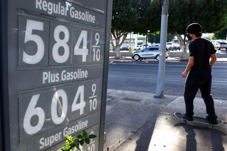 En Los Ángeles, la gasolina alcanzó un precio de 5.99 dólares por galón.