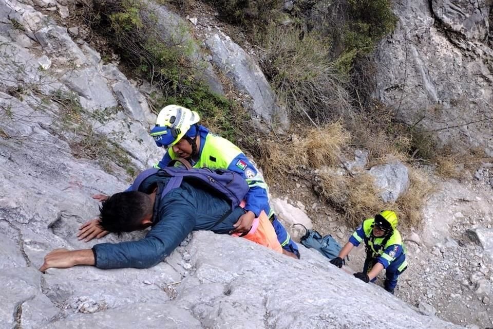 Los socorristas ayudaron al excursionista a descender de manera segura.