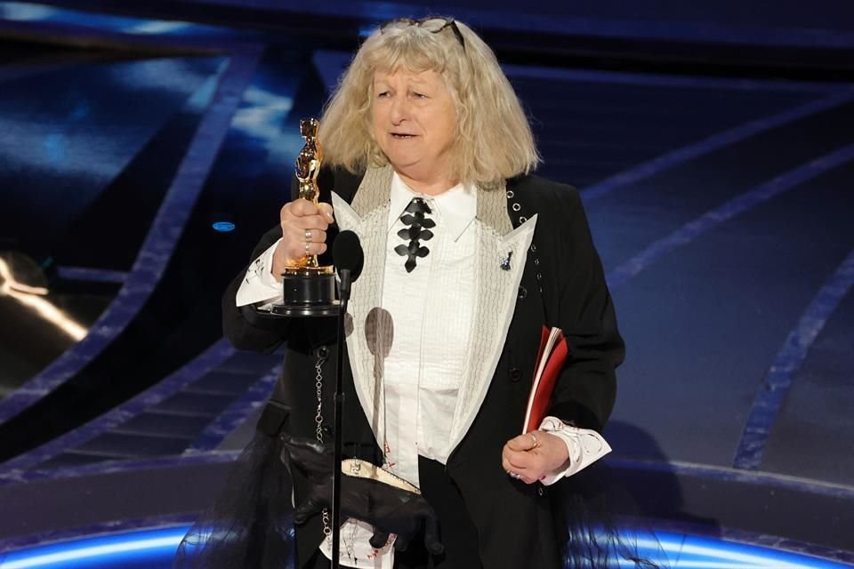 El filme 'Cruella' ganó el premio a Mejor Diseño de Vestuario, la diseñadora Jenny Beavan recogió la estatuilla.