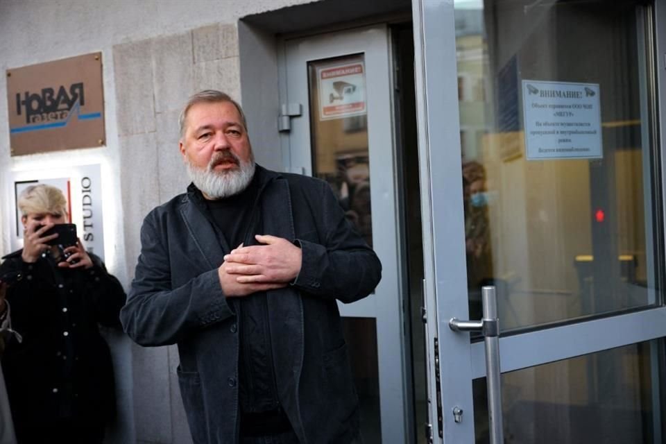 Dmitry Muratov en una foto de archivo afuera de las oficinas de su periódico Novaya Gazeta.