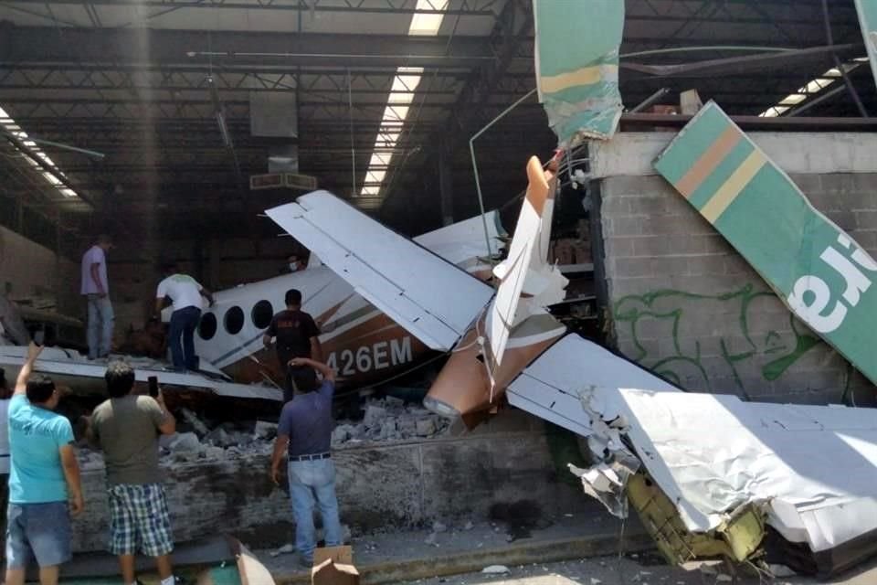 La aeronave cayó adentro de la tienda Aurrerá y aún no hay reportes de heridos.