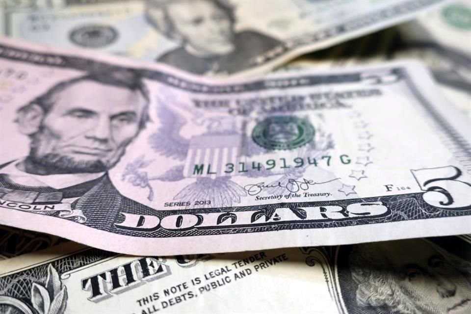 El dólar opera por debajo de loa 19.60 pesos en el mercado internacional.