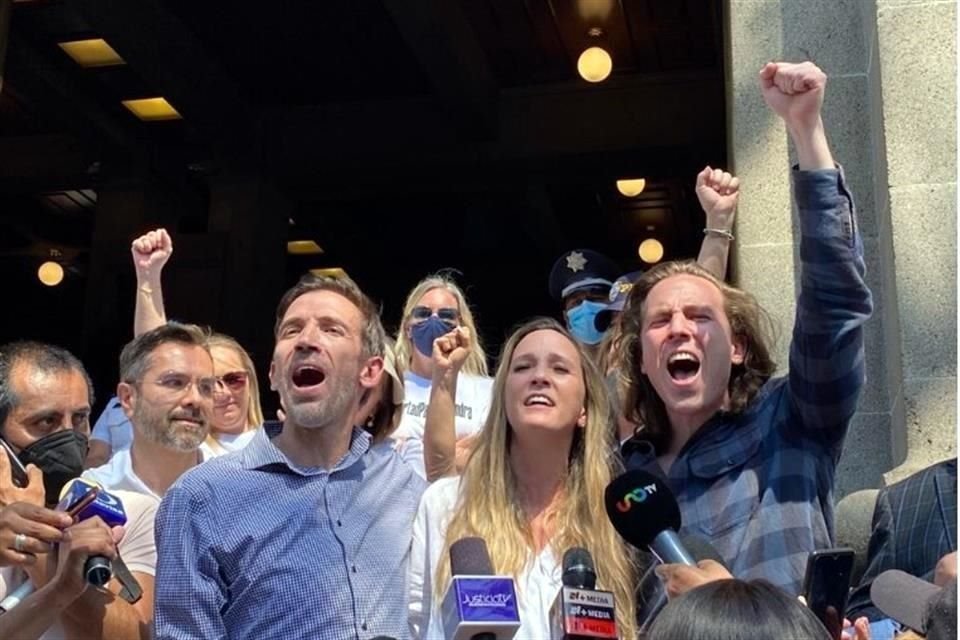 Con un grito de 'libertad para Alejandra', Alonso, Gonzalo y Ana Paula celebraron que su madre finalmente pueda salir del penal de Santa Martha Acatitla