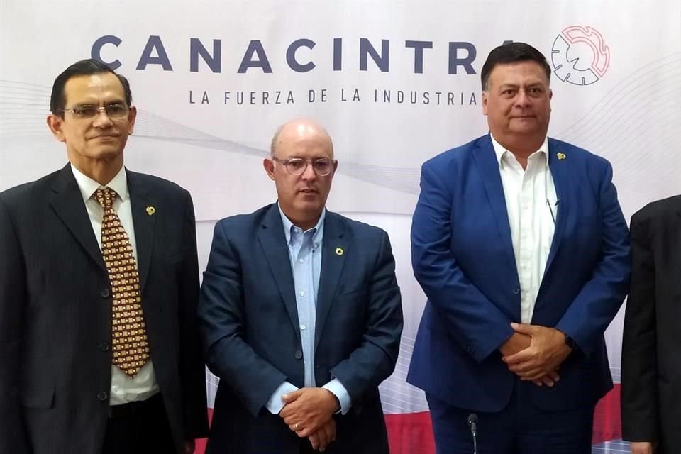 Esteban Chavoya (derecha), presidente del sector agroindustrial de Canacintra.