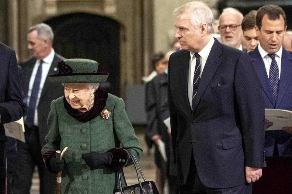 La Reina Isabel II (en foto, al lado del Príncipe Andrés) cumplió este martes su deseo de organizar un funeral en forma para su esposo, el Príncipe Felipe; asiste realeza de todo el mundo.