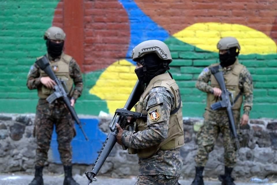 Soldados salvadoreños patrullan las calles esta mañana en la capital del país.