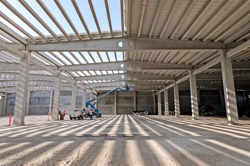 En este sistema, el concreto armado sustituye al acero estructural que se usa tradicionalmente para columnas, vigas, y techumbre.