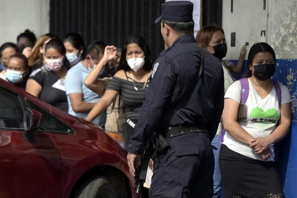 Familiares de personas detenidas esperan información.