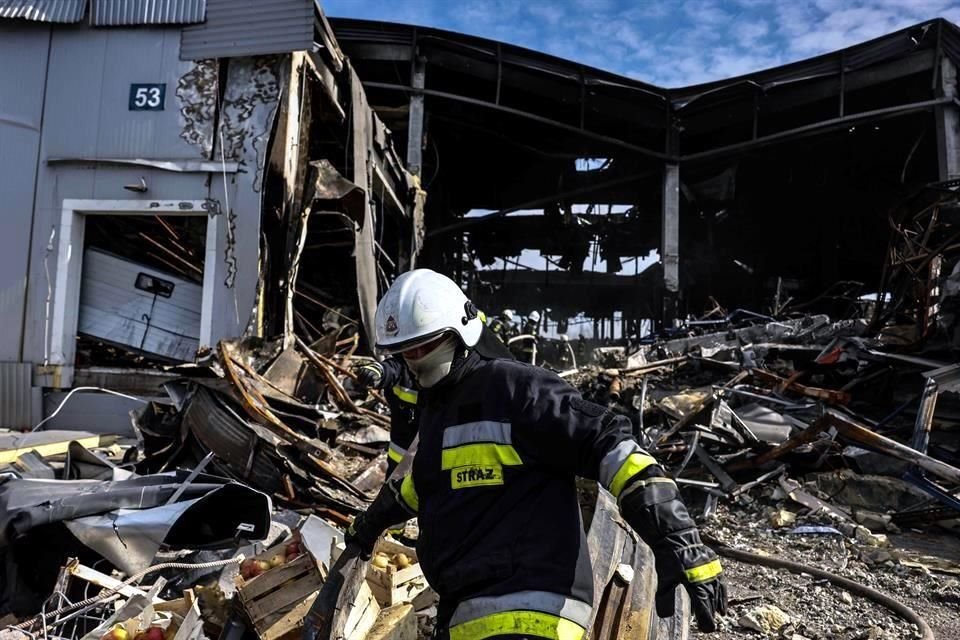 Un almacén que contiene más de 50 mil toneladas de alimentos ultracongelados en la ciudad de Brovary, al norte de la capital ucraniana de Kiev, fue destruido por un bombardeo ruso.