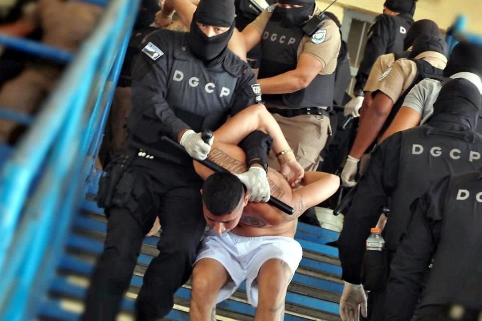 El Gobierno de El Salvador está reprimiendo a los miembros de las pandillas que están arrestados en las cárceles del país.