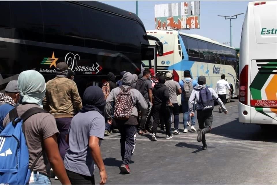 Tras liberar Autopista del Sol, normalistas de Ayotzinapa se llevaron 4 autobuses de Estrella de Oro.