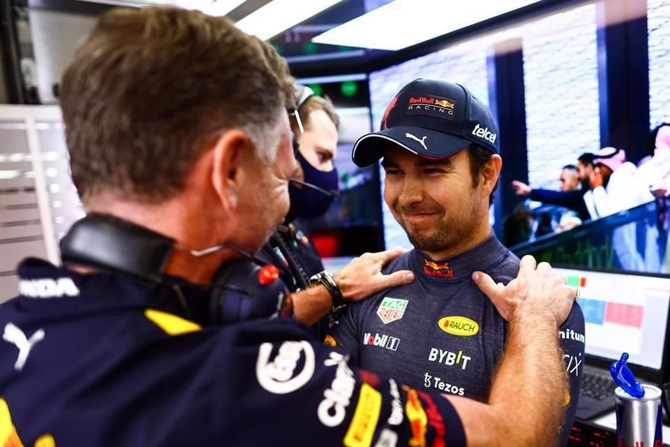 Christian Horner y Sergio Pérez, en el Gran Premio de Arabia Saudita.