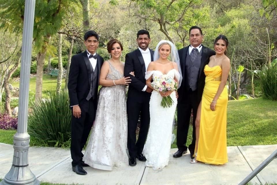 FAMILIA DEL NOVIO Gerardo Maximiliano Santana García, María Antonia García de Santana, LOS NOVIOS, Juan Gerardo Santana Rivera, Danaé Alejandra Santana García