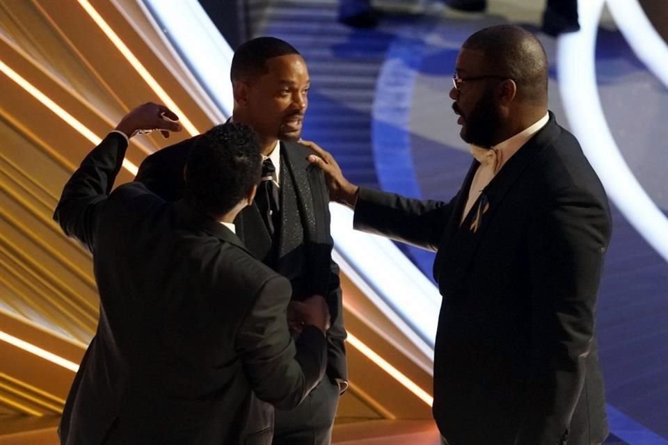 Will Smith se negó a irse de los Óscar tras abofetear a Chris Rock, aclaró la Academia ante críticas de que no actuaron de manera correcta.