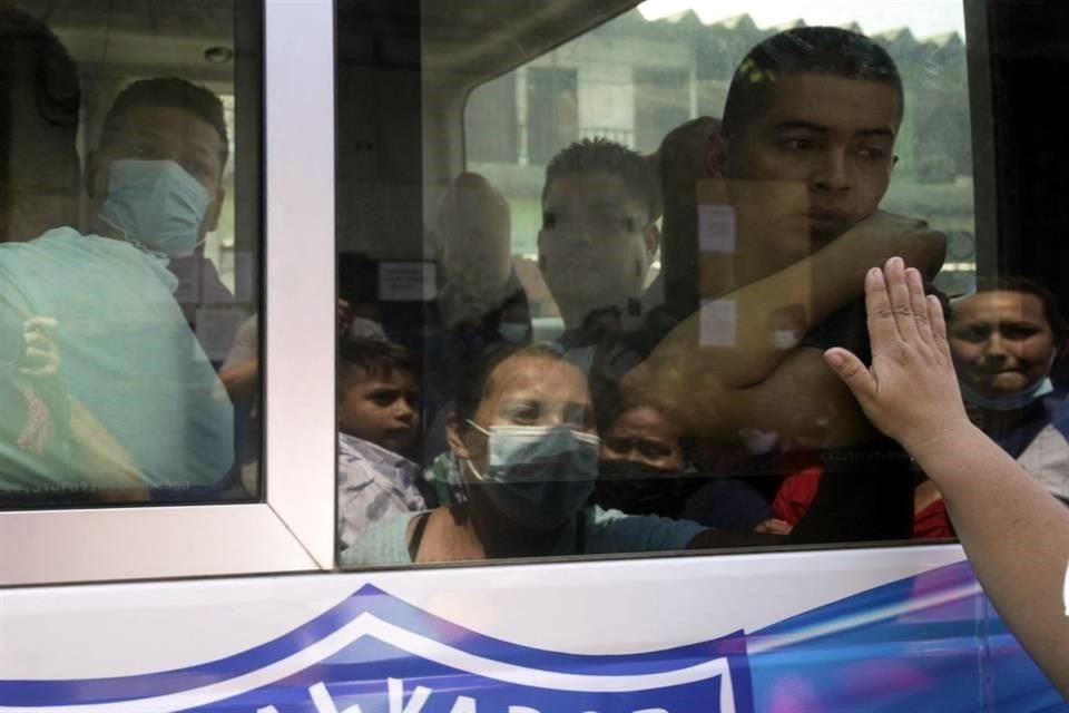 Detenidos son transportados por la Policía Nacional Civil.